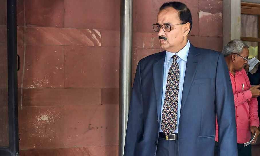 CBI निदेशक आलोक वर्मा के खिलाफ आज सुप्रीम कोर्ट में जांच रिपोर्ट सौंपेगा CVC
