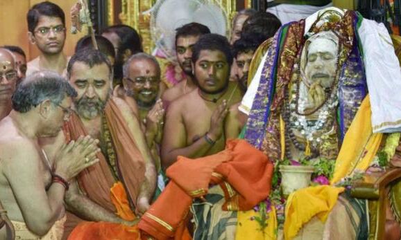 मंत्रोच्चार के बीच कांची पीठ के शंकराचार्य की महासमाधि, उमड़े लाखों श्रद्धालु