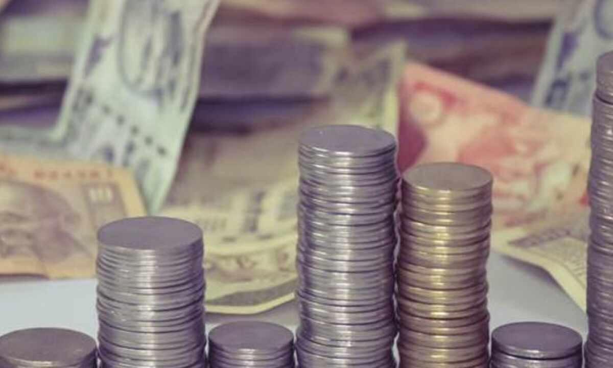 15 महीने के निचले स्तर पर पहुंचा रुपया, गिरावट का ये है बड़ा कारण