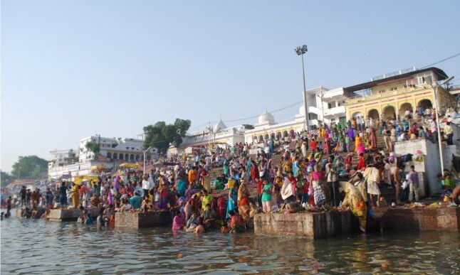 सोमवती अमावस्या पर उज्जैन में उमड़ी श्रद्धालुओं की भीड़, शिप्रा नदी में लगाई आस्था की डुबकी