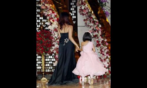 कैमरा फ्रेंडली है आराध्या, मुकेश अंबानी की पार्टी में दिए क्यूट पोज