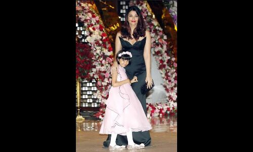 कैमरा फ्रेंडली है आराध्या, मुकेश अंबानी की पार्टी में दिए क्यूट पोज