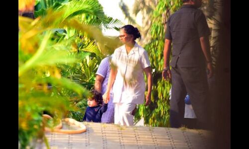 गार्डन में पापा सैफ के साथ तैमूर की मस्ती, करीना भी आईं नजर