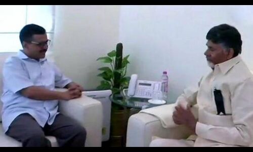 घंटे भर चली नायडू-केजरीवाल की मुलाकात, किसी भी मोर्चे से जुड़ने के इच्छुक नहीं
