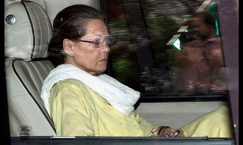 सोनिया गांधी बीमार, चंडीगढ़ से दिल्ली वापस लौटीं