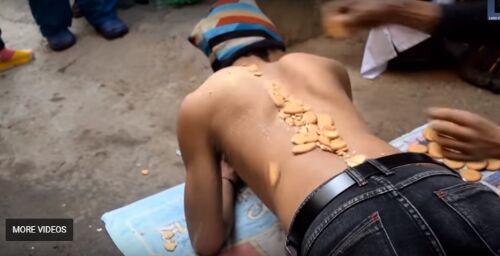 VIDEO: अपनी पीठ से तोड़ डाले दर्जनो बिस्किट्स VIDEO: अपनी पीठ से तोड़ डाले दर्जनो बिस्किट्स