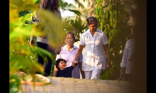 गार्डन में पापा सैफ के साथ तैमूर की मस्ती, करीना भी आईं नजर