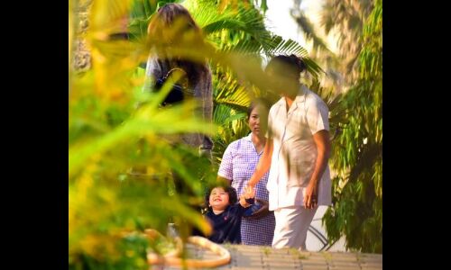 गार्डन में पापा सैफ के साथ तैमूर की मस्ती, करीना भी आईं नजर