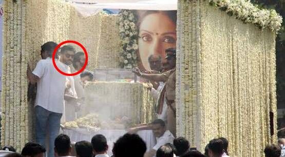 PHOTOS: ट्रक में श्रीदेवी के पार्थिव शरीर के पास खड़े दिखे अर्जुन कपूर