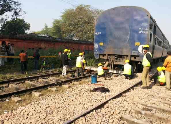 दुर्घटना से बची गोरखपुर एक्सप्रेस, धड़धड़ाती गुजरी टूटी पटरी से