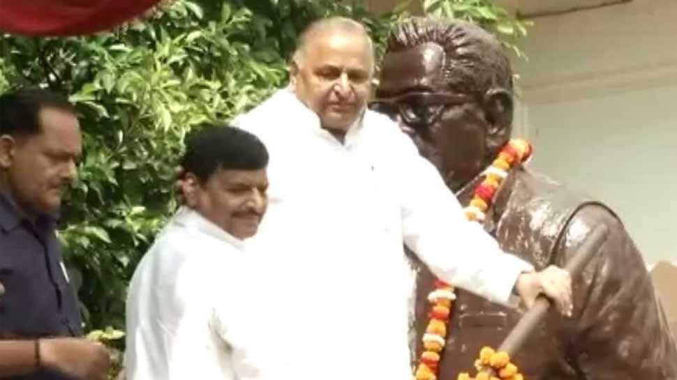 इशारों-इशारों में मुलायम ने कहा- शिवपाल के साथ अन्याय हुआ है इशारों-इशारों में मुलायम ने कहा- शिवपाल के साथ अन्याय हुआ है