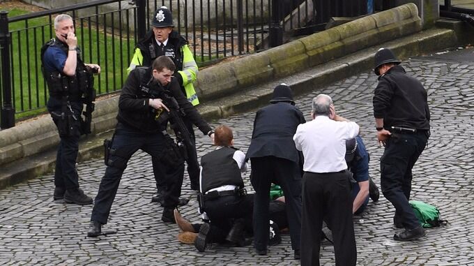 लंदन के संसद परिसर से टकराई कार, कई लोग घायल