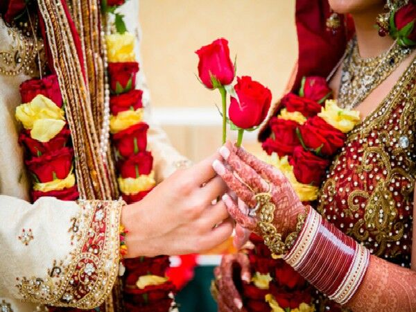 अगर आप भी लेती है पति का नाम, तो एक बार जरूर जान लें ये बात