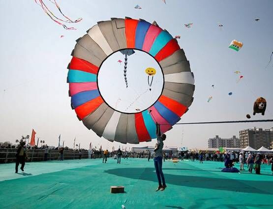 हजारों पतंगों से रंग-बिरंगा हुआ गुजरात का आसमां, देखें PHOTOS