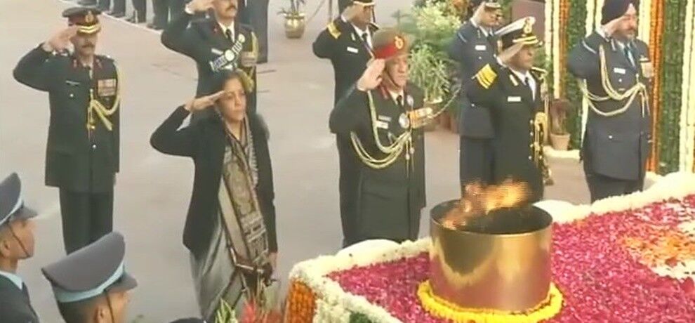 विजय दिवस: सेना प्रमुख के साथ अमर जवान ज्योति पहुंचीं रक्षा मंत्री, दी शहीदों को श्रद्धांजलि