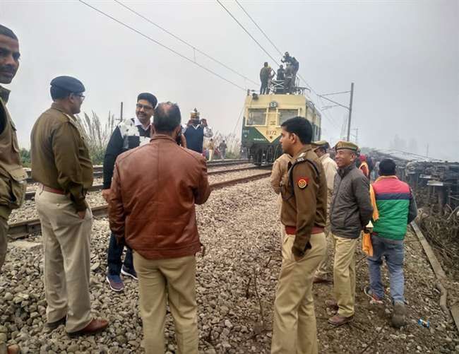 रामपुर में मुरादाबाद-लखनऊ रेल मार्ग पर 12 घंटे बाद ट्रेन का संचालन शुरू