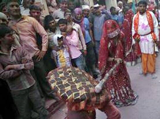 जानिए, बरसाना में क्यों और कैसे खेलते हैं लट्ठमार होली