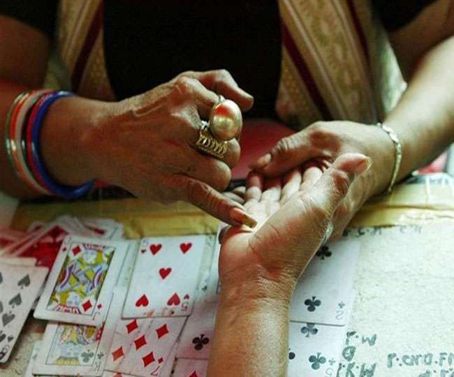 ज्योतिषी ने लड़की की मां से कहा- तुम्‍हारी बेटी को मिलेगी सरकारी नौकरी