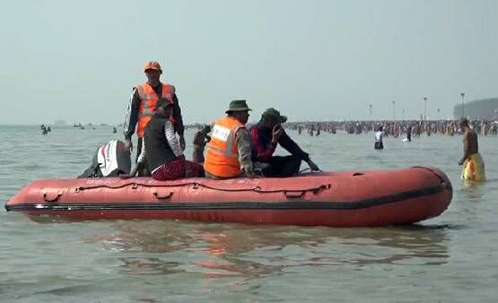 मकर संक्रांति: गंगासागर में नहाने पहुंचे लाखों श्रद्धालु, देखें PHOTOS