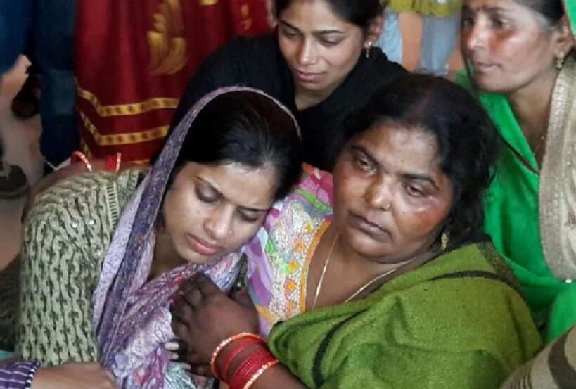 फोन पर बात करते हुए रेलवे ट्रैक पार कर रहे इंजीनियर की मौत, कुछ घंटों बाद निकलनी थी बारात