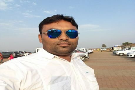 सूरत में चलती ट्रेन में लुटेरों से फोन बचाने के चक्‍कर में कांग्रेस जिला प्रमुख की मौत