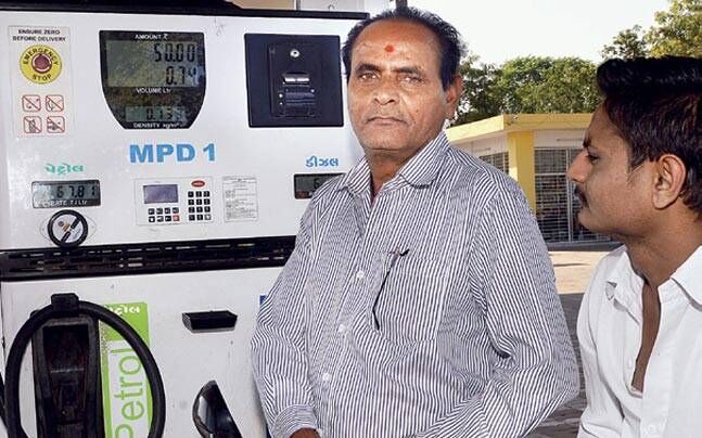 कोई भरता है पेट्रोल, कोई बेचता है पतंग और है कोई कबाड़ी ये है आपके PM मोदी का परिवार !!