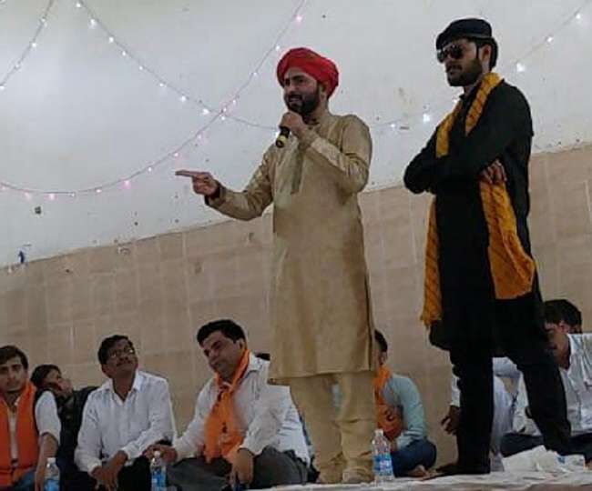 करणी सेना ने कहा- बसपा अध्यक्ष के पैर छूने वाले क्षत्रियों का होगा सामाजिक तिरस्कार