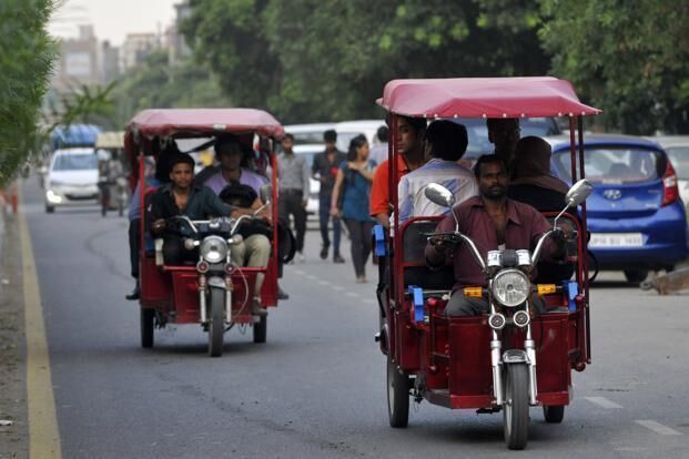 स्टेशन पर सभी यात्रियों को प्लेटफार्म तक पहुंचने के लिए बैटरी रिक्शा