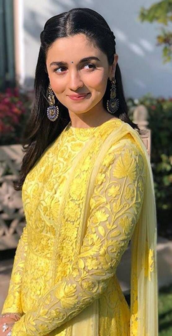 फ्रेंड की शादी में आलिया का इंडियन लुक, एक्ट्रेस पर टिकी सबकी निगाहें