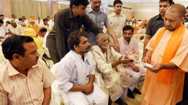 सीएम योगी आदित्यनाथ ने गोरखनाथ मठ में लगाया जनता दरबार