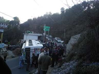 टिहरी से देहरादून आ रही बस पलटी, 14 लोग हुए घायल
