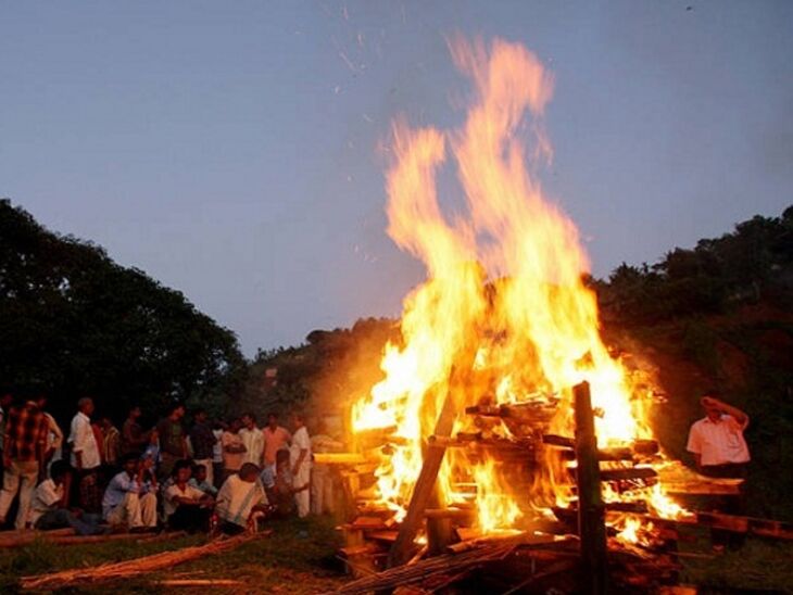 घर के बाहर बीवी-बच्चों संग चिता पर बैठ गया, फिर हुआ ये सब, 3 की हालत गंभीर