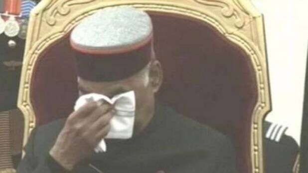 ...शहीद कमांडो के परिवार को सम्मानित करते वक्त भावुक हो गए राष्ट्रपति कोविंद