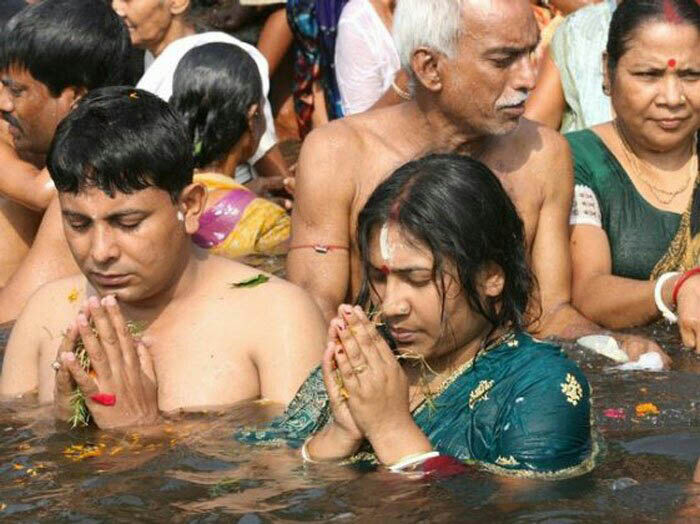 हर रोज नहाते समय करें सिर्फ यह एक काम, बुरी नजर और दुर्भाग्य रहेगा आपसे कोसों दूर