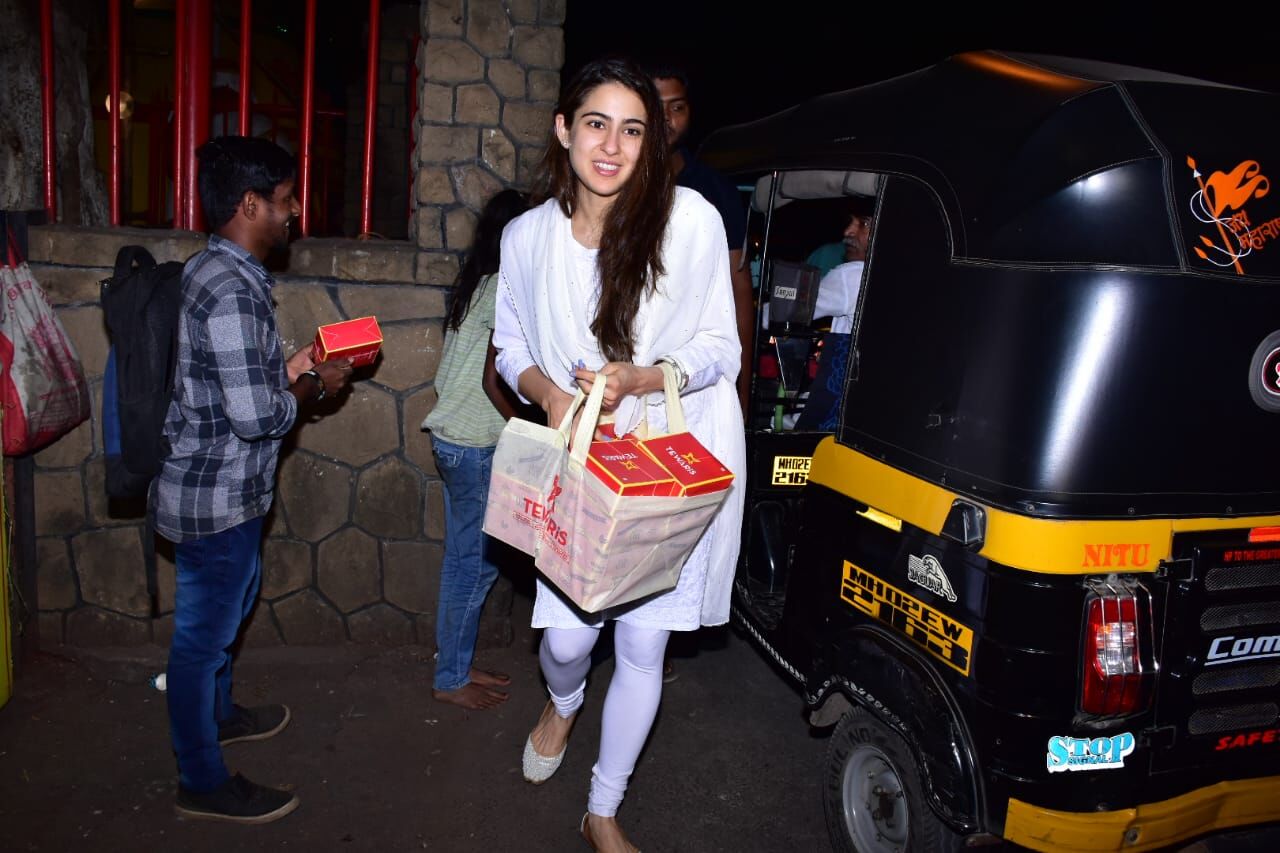 सिंबा के हिट होते ही भगवान के चरणों में पहुंची सारा, गरीबों को बांटा प्रसाद