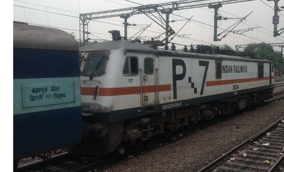 ब्रहमपुत्र मेल में किन्नरों ने की यात्रियों से लूट, चेन पुलिंग कर भागे
