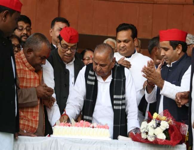 समाजवादी पार्टी के कार्यालय में अखिलेश ने दी मुलायम को जन्मदिन की बधाई