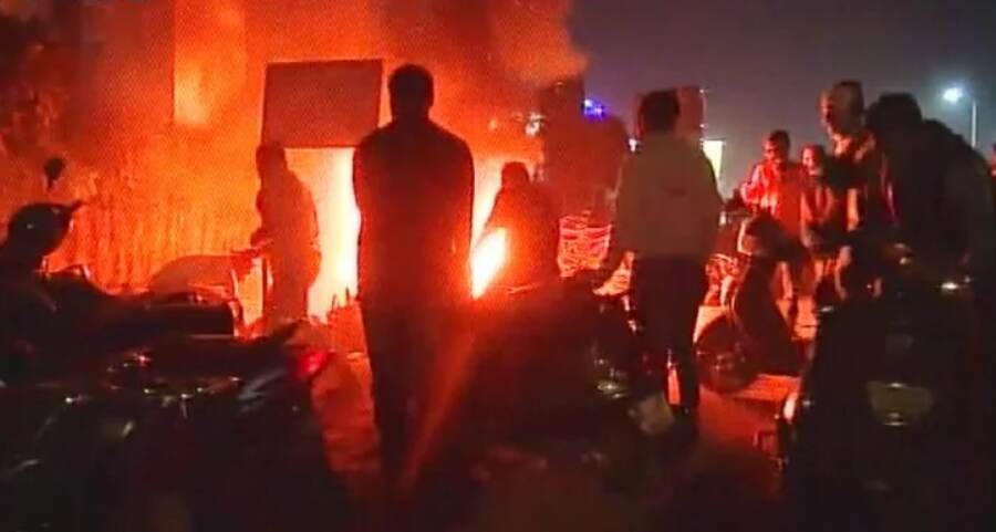 पद्मावतः अहमदाबाद में फिल्म के विरोध में बवाल, मॉल फूंका, 50 गाड़ियों में लगाई आग