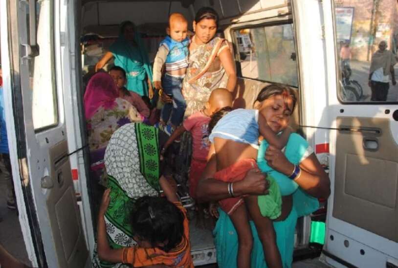 UP: प्रतापगढ़ में मिड डे मील का दूध पीकर 72 बच्चे बीमार, प्रधानाध्यापक और शिक्षक निलंबित