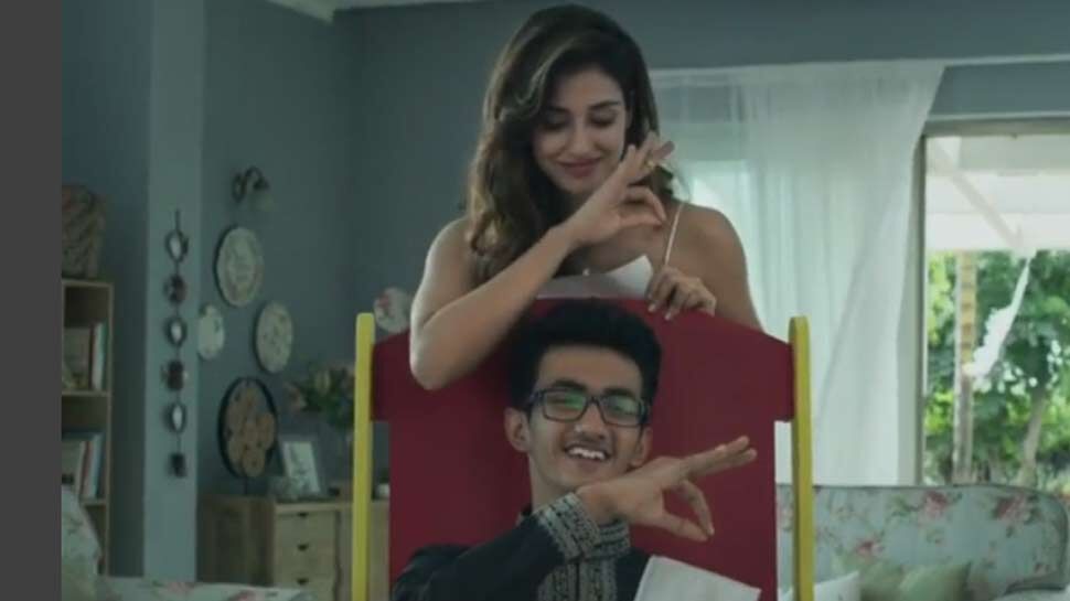 VIDEO: दिशा पटानी ने रक्षाबंधन से पहले ही दिया भाई को गिफ्ट, लाखों लोगों ने किया लाइक VIDEO: दिशा पटानी ने रक्षाबंधन से पहले ही दिया भाई को गिफ्ट, लाखों लोगों ने किया लाइक