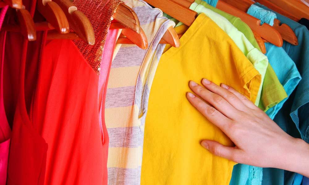 ज्यादा पैसा कमाना चाहते हैं तो पहनें इस रंग की शर्ट और टी-शर्ट