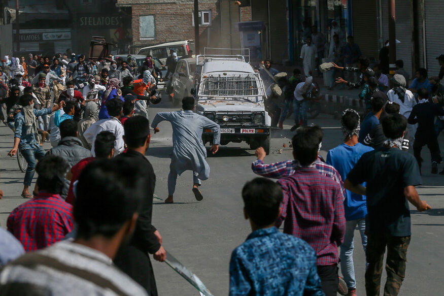 श्रीनगर में CRPF की गाड़ी ने मारी टक्कर, हॉस्पिटल में युवक की मौत