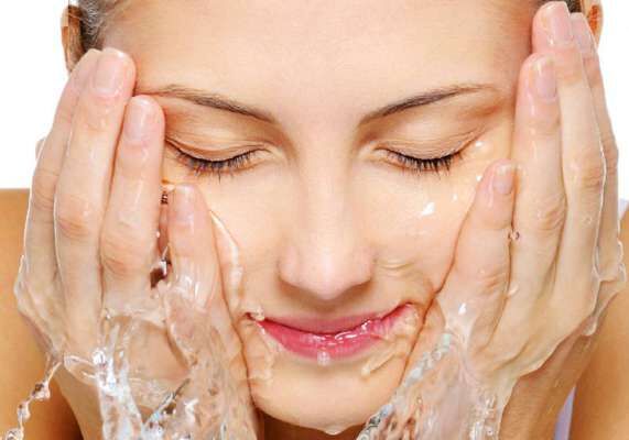 इंस्टेंट ग्लो पाने के लिए करें फेस वॉश का इस्तेमाल