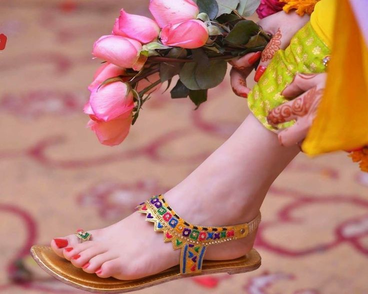 शादी के दिन क्लासी लुक पाने के लिए कैरी करें यह फ्लैट फुटवियर