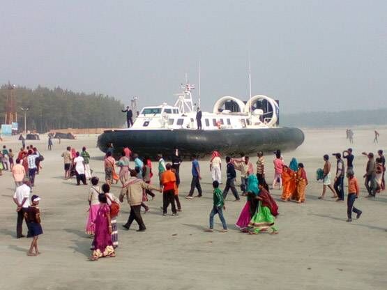मकर संक्रांति: गंगासागर में नहाने पहुंचे लाखों श्रद्धालु, देखें PHOTOS