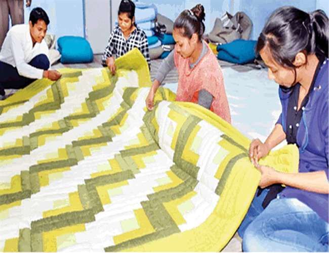 सात समंदर पार छाई हुनर के धागों से सजी फर्रुखाबादी रजाई