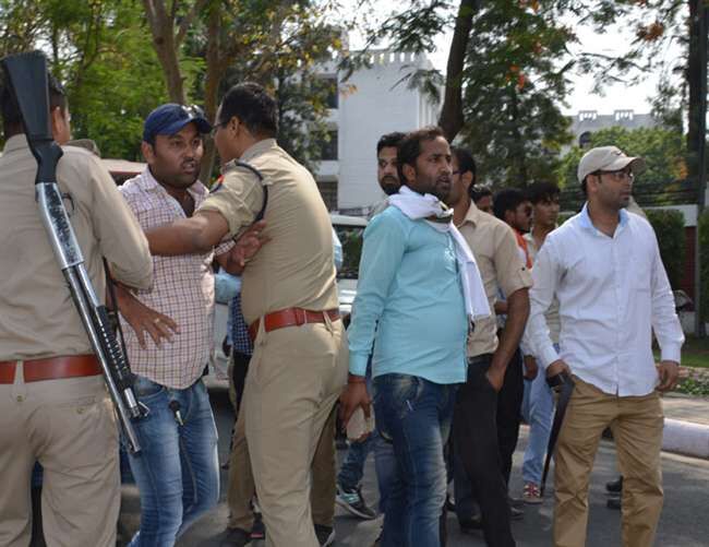 AMU में कल के बवाल के बाद आज भी माहौल तनावपूर्ण, जगह-जगह पर पुलिस की निगरानी
