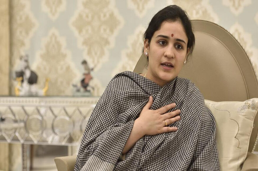 बचते रहे अखिलेश, असम मुद्दे पर मुलायम की छोटी बहू ने दे डाली ममता बनर्जी को सलाह
