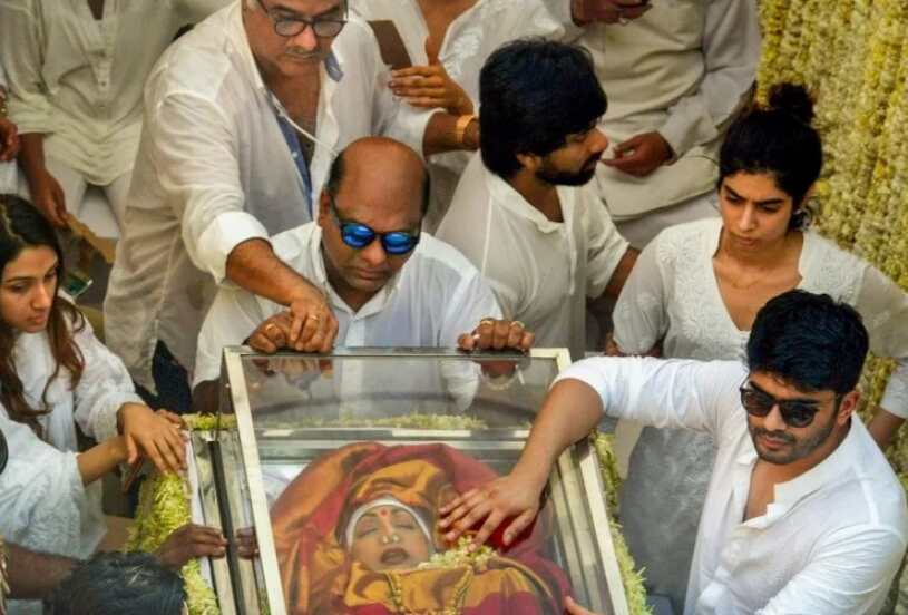 अलविदा: अनंत की चांदनी में लीन हुई श्रीदेवी, पति बोनी कपूर ने दी पार्थिव शरीर को मुखाग्नि