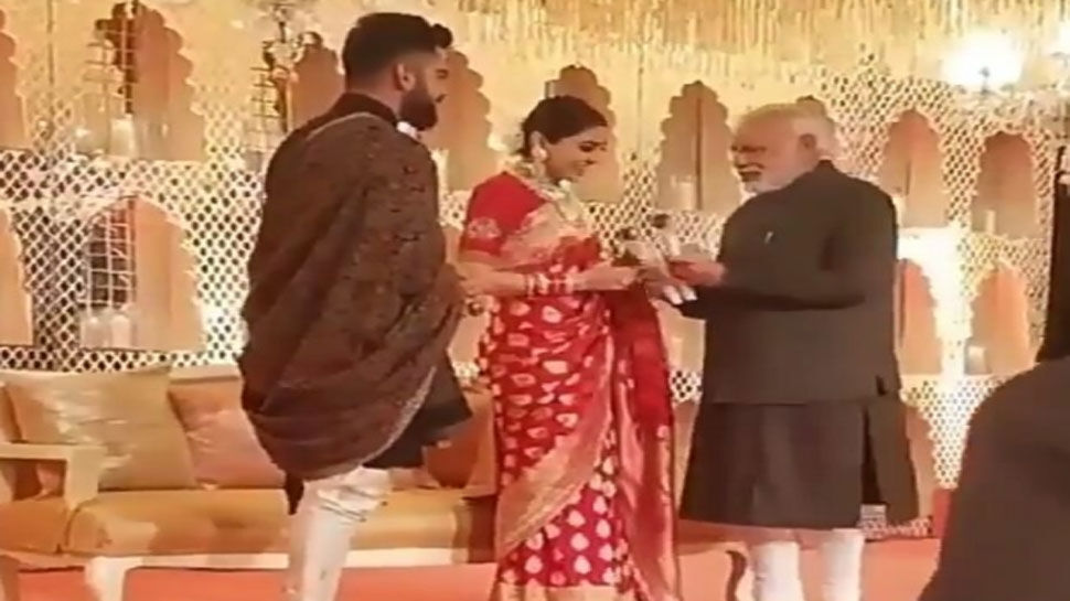 VIDEO: पीएम मोदी से मिला ऐसा तोहफा खिल गए विराट-अनुष्का के चेहरे